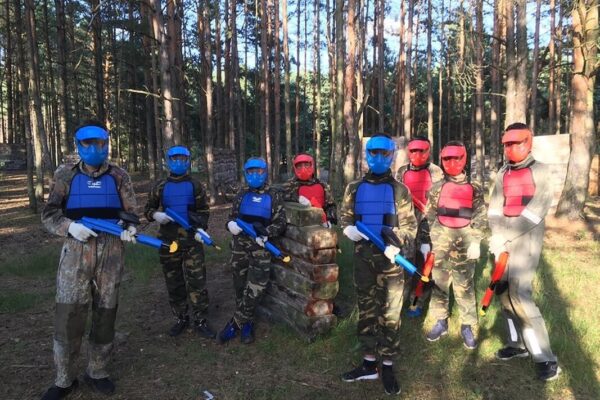 Grupa dzieci w lesie w strojach do paintballu – paintball urodziny dla dziecka.