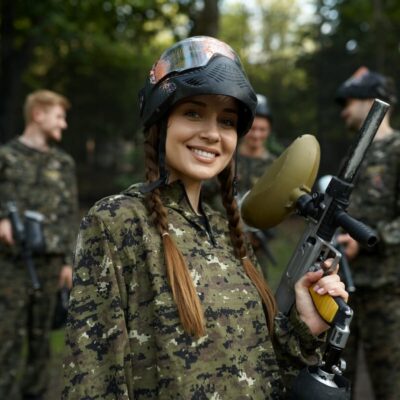 Grupa ludzi ubranych w mundury, gotowa na paintball dla grup zorganizowanych.