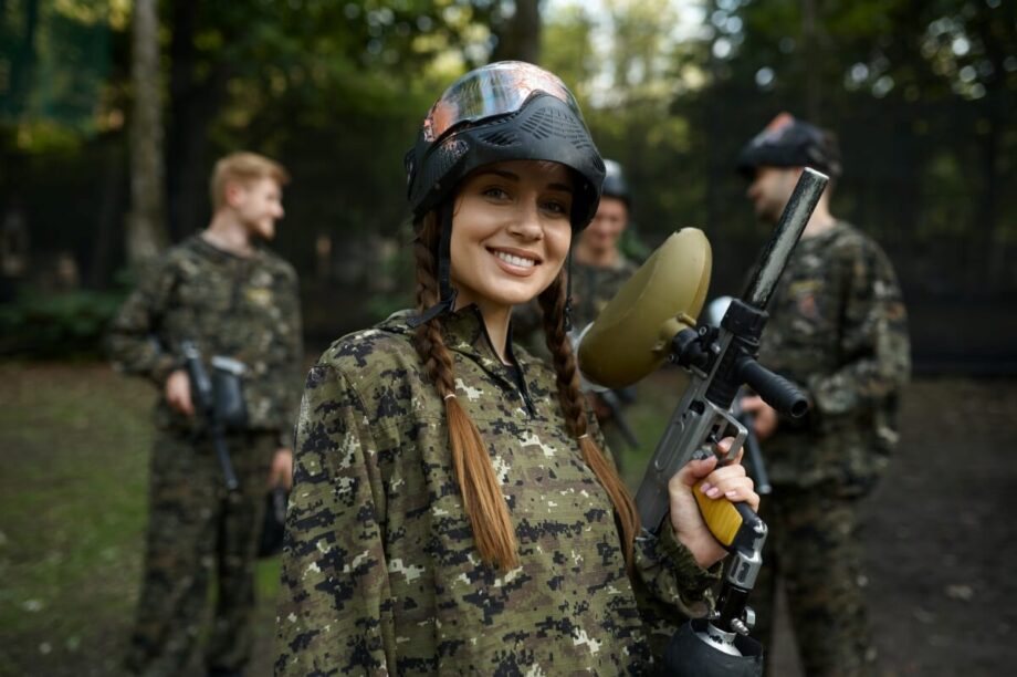 Grupa ludzi ubranych w mundury, gotowa na paintball dla grup zorganizowanych.