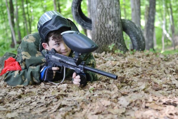 Paintball urodziny dla dziecka w lesie.