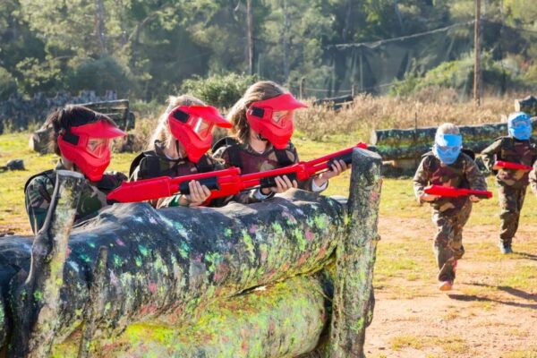 Dzieci grające w paintball na świeżym powietrzu – paintball dla szkół.