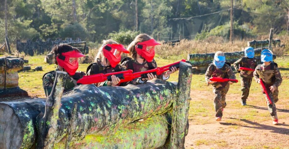 Dzieci grające w paintball na świeżym powietrzu – paintball dla szkół.