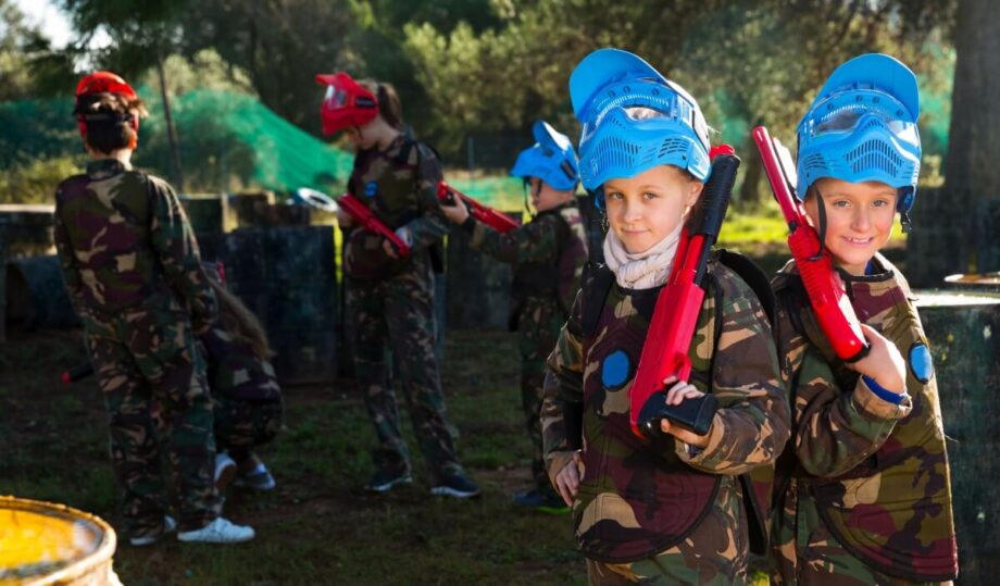 Dzieci w strojach maskujących podczas zajęć Paintball dla szkół.